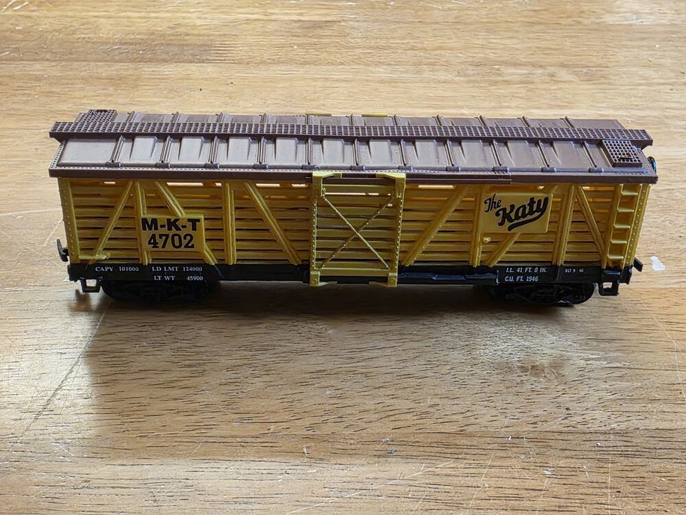 Life Like Ho Scale The Katy MKT 4702 Livestock Cattle Yellow Train Car